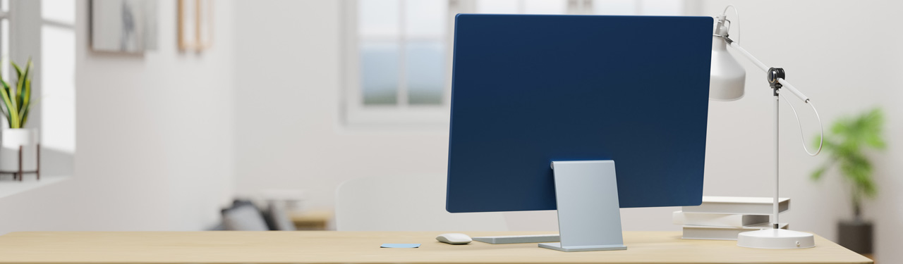 Blauer iMac 24" steht auf einem Schreibtisch in einem hellen Zimmer